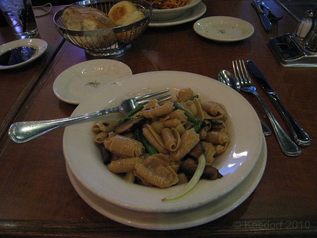 Las Vegas 2010 Marathon 107.1.JPG - The 2010 Las Vegas Fire - Ice and Sweat Tour. Half Marathon, Red Rock Canyon, Casinos, Valley of Fire.... and buffets!